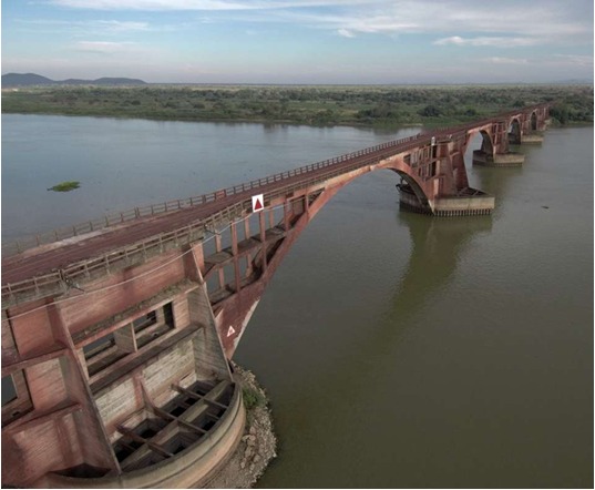 Vista lateral da ponte ferroviária